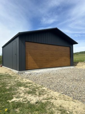 Garaż 6 x 5,8 m z bramą segmentową